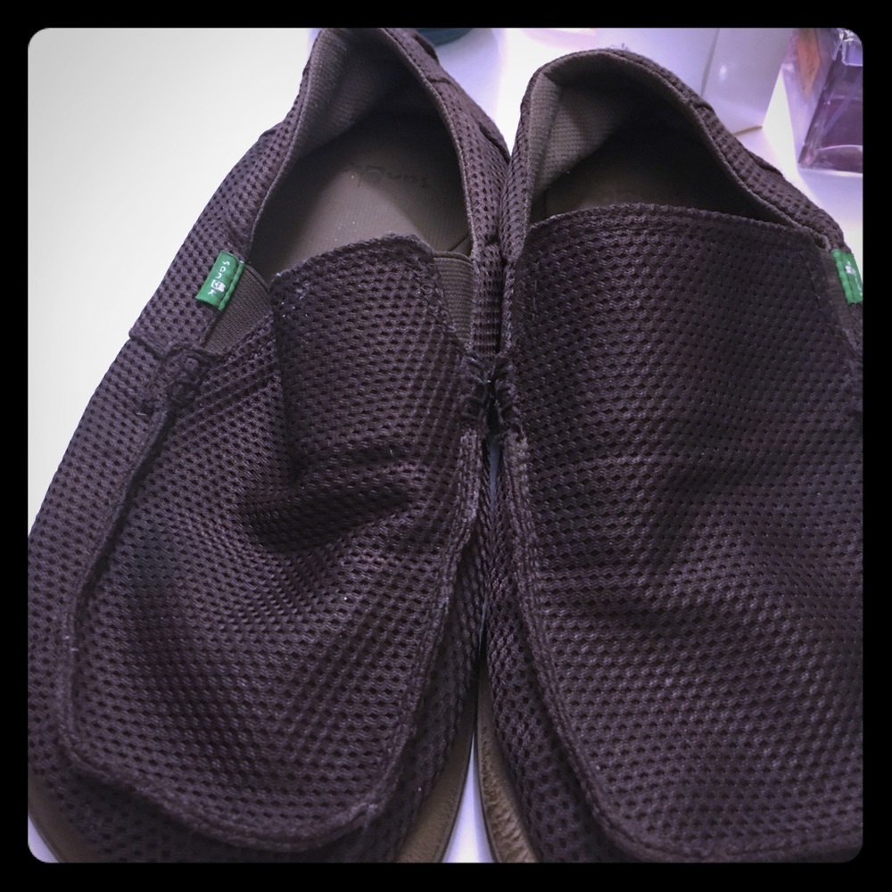 Men’s chocolate brown slip on Sanuk’s. Size 11.